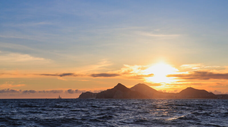 Navegar en el atardecer en Los Cabos